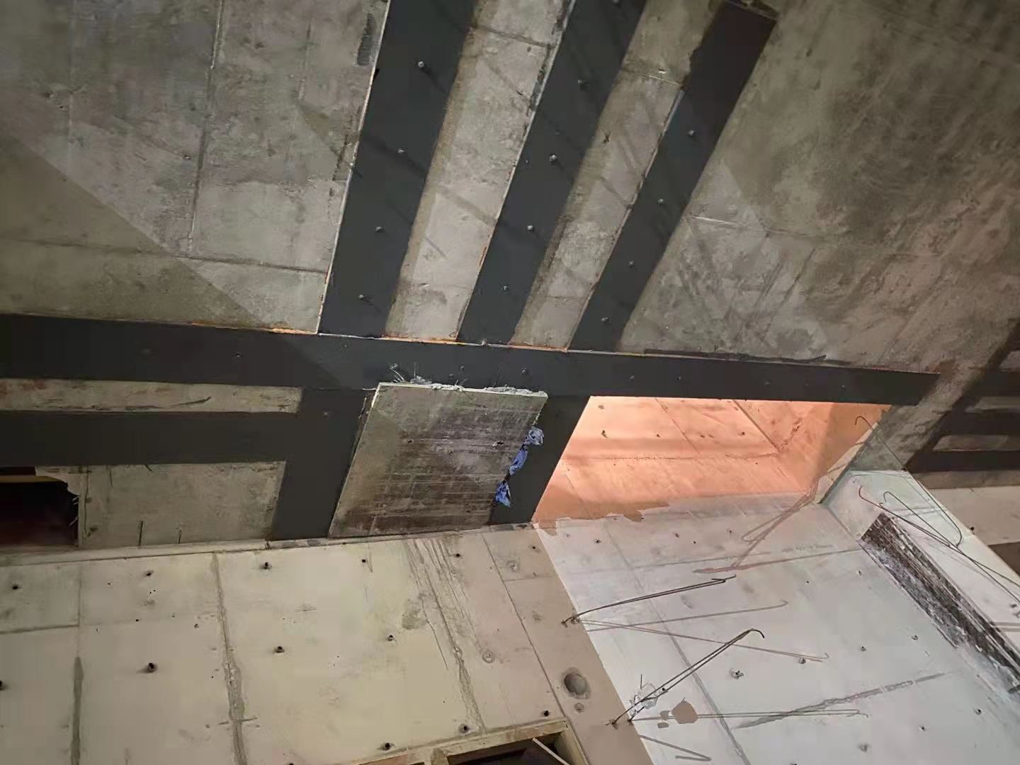 阜阳楼板开洞用粘钢加固还是碳纤维布加固