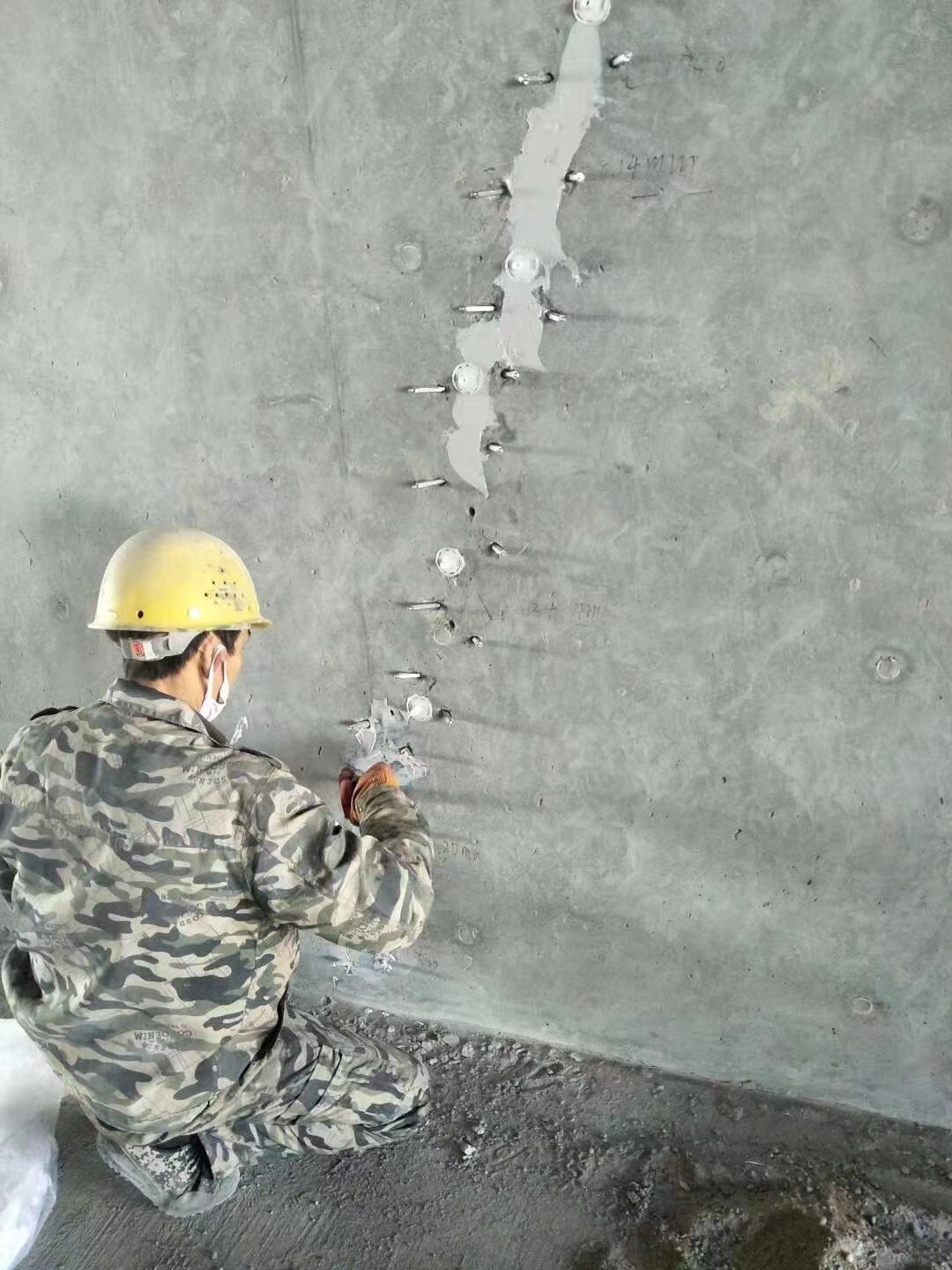 阜阳混凝土楼板裂缝加固施工的方案